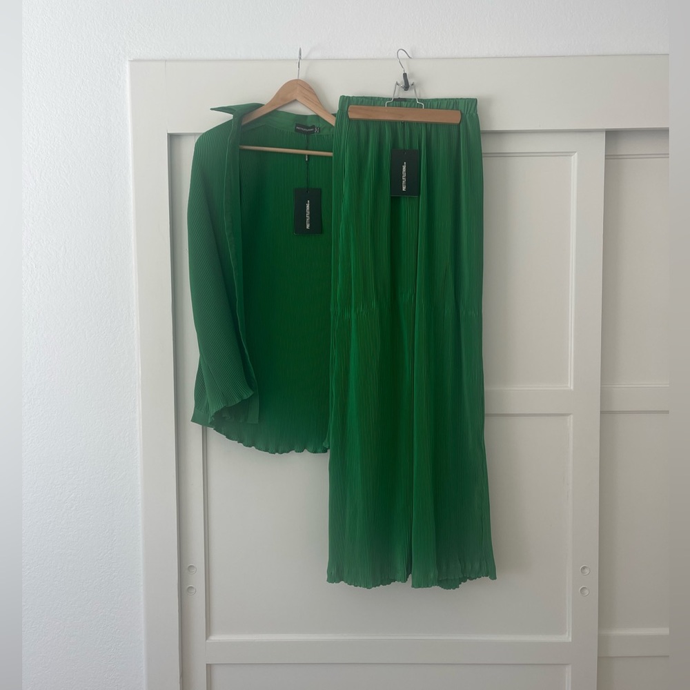 Pretty Little Thing Green Wide Leg Pants Sz 2 & Matching Button Down Shirt Sz 4